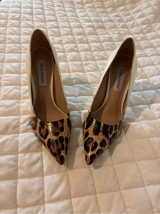 Steve Madden Shoes - Steve Madden Leopard-Pattern Pointed-Toe Pumps, excellent shape. size 7 1/2 .
